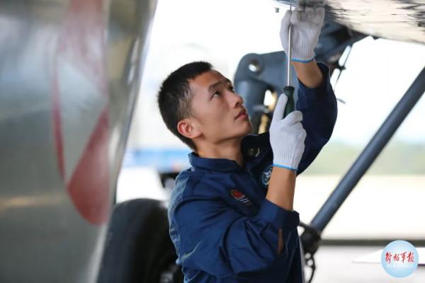 南部戰區海軍航空兵某旅跨晝夜飛行訓練