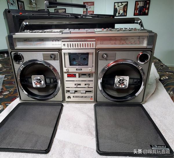 SHARP 80年代生產的行動式收錄機音響，前面板有金屬網罩；