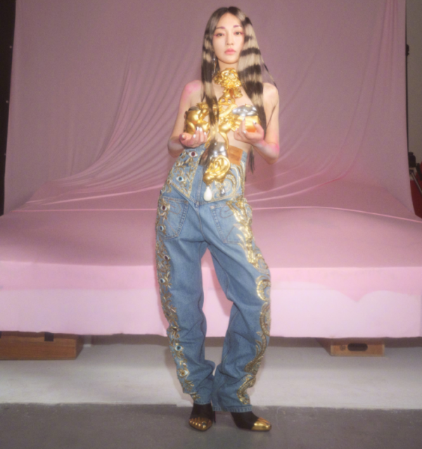 46歲周迅挑戰奇特造型!手臂上的花比臉大,僅穿一件金屬鏤空上衣 46歲周迅挑戰奇特造型!手臂上的花比臉大,僅穿一件金屬鏤空上衣