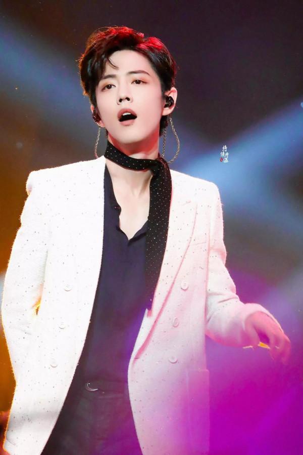 #肖戰#東方衛視跨年夜《神奇》舞臺,美圖合集共19張,喜歡自取 #肖戰#東方衛視跨年夜《神奇》舞臺,美圖合集共19張,喜歡自取
