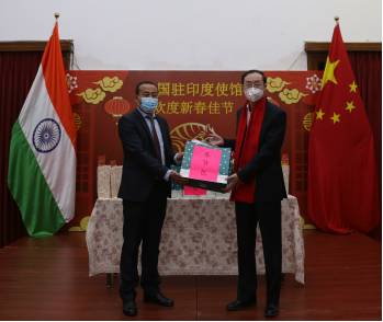 駐印度使館向在印中國公民發放“春節包”