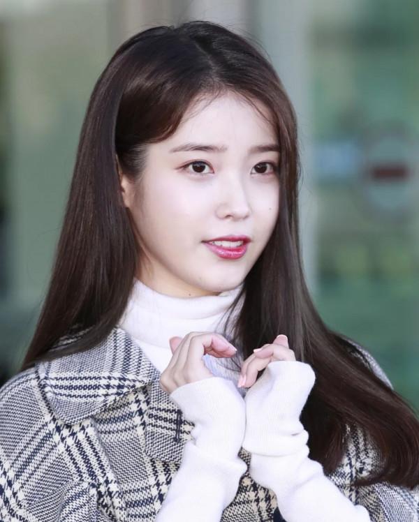 從土肥圓逆襲初戀臉，IU靠的居然是塌鼻？