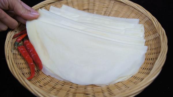 做春餅時，這2步食材不能省，2分鐘100張，扯不破也不爛，比紙薄