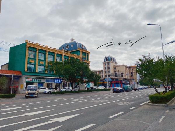 吉林延邊有一座邊境小城,位於三國交界處,街上招牌都用三國文字 吉林延邊有一座邊境小城,位於三國交界處,街上招牌都用三國文字