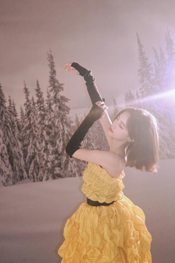 一抹明黃！許佳琪最新大片甜美可人