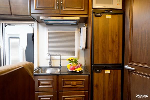 48V電路+實木傢俱板材，車裡還自帶茶具，魯道爾兩款車型可以選擇