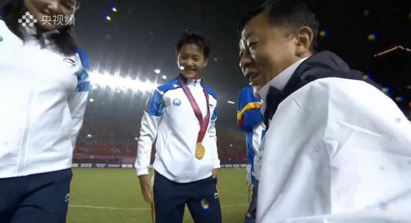 女足聯合隊身披所屬省市隊服領獎 王霜向杜兆才撒嬌：想死你了