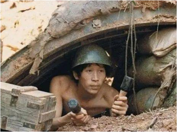 他曾在貓耳洞內彈琵琶,戰死前一個月父親去世,留下寡母哭瞎雙眼 他曾在貓耳洞內彈琵琶,戰死前一個月父親去世,留下寡母哭瞎雙眼