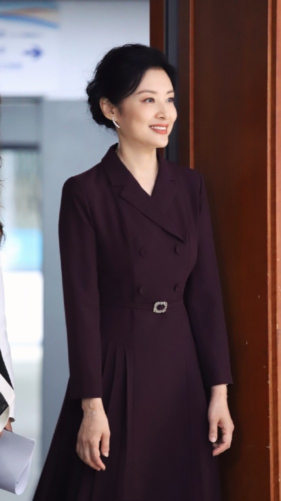 周濤的“央視臉”真佔便宜,53歲穿西裝裙自信優雅,五官太大氣了 周濤的“央視臉”真佔便宜,53歲穿西裝裙自信優雅,五官太大氣了