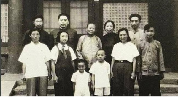 60年代周總理得知弟弟生病後,找到其單位領導:請你讓他提前退休 60年代周總理得知弟弟生病後,找到其單位領導:請你讓他提前退休