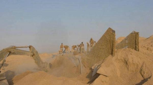 伊國總統為何下令把戰機埋進沙子裡當“古董”? 伊國總統為何下令把戰機埋進沙子裡當“古董”?