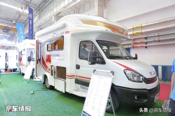 金冠新款房車，客廳能坐10人沙發比家裡的還大，朋友小聚也有面子