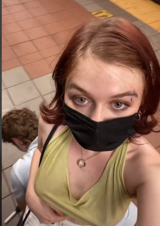 男子跪地鐵月臺旁邊,女子坐他背上玩手機 男子跪地鐵月臺旁邊,女子坐他背上玩手機