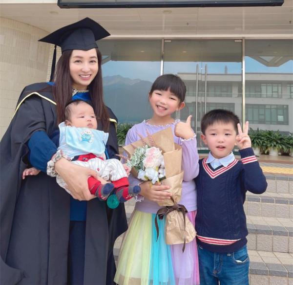 又一位港姐碩士畢業！一邊帶3個娃一邊讀書太上進，幼子才3個月大