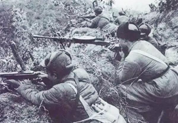 志願軍捕俘，對面傳來中國話，戰士想起上級的叮囑，抬手就是一槍