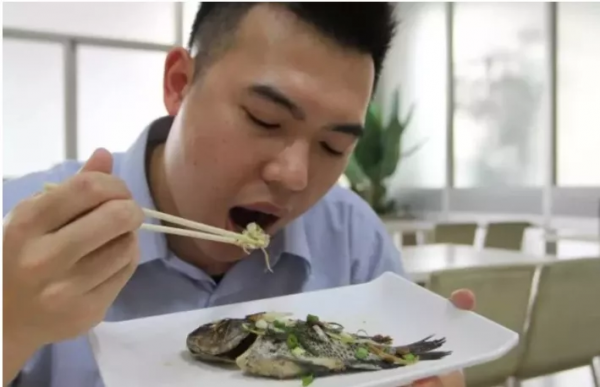 魚刺卡喉嚨裡別再喝白醋了，教你一個小妙招，魚刺自動消失不見