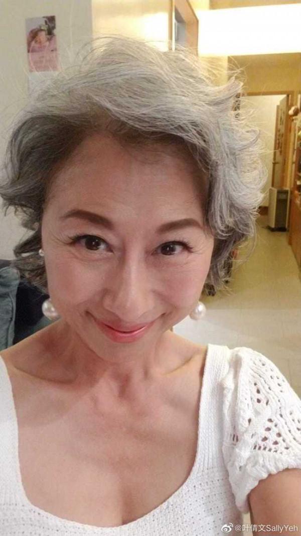 看到鶴髮童顏的田華和謝芳，方知接受自然衰老才是對女星之大考驗