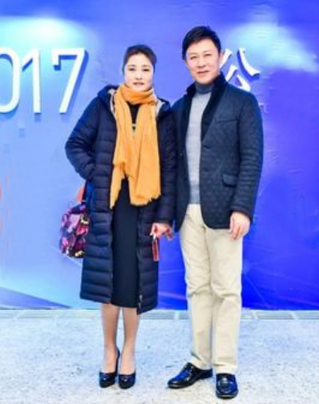 “凍齡男神”胡亞捷：曾與妻子四處租房住，三世同堂最幸福