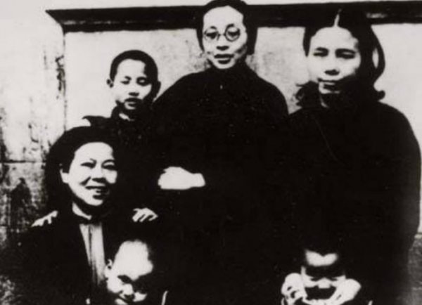 她28歲就守寡，一生未再嫁，收養800多個孤兒，兒子成國務院總理