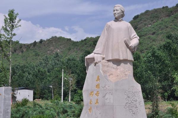 她的七個兒子為抗日犧牲了六個，丈夫也戰死，獨活的老三不受待見