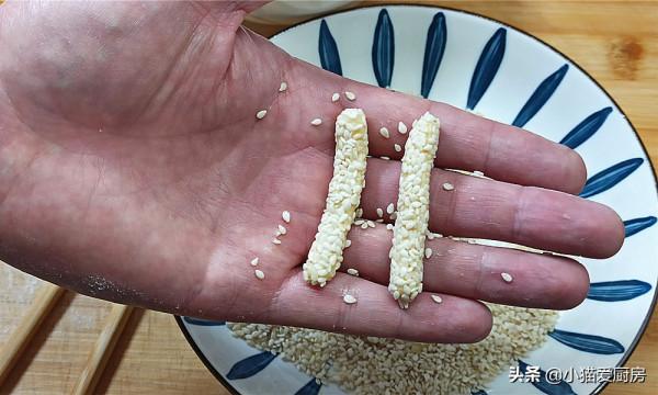 過年少不了的小零食&OpenCurlyDoubleQuote;香酥芝麻條&rdquo;，香酥香酥可口，孩子喜歡