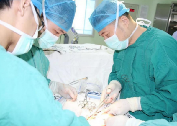 罕見！巨大甲狀腺腫物，專家上演一小時“拆彈”