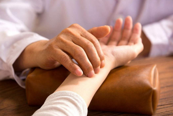 62歲大爺哭訴：吃3倍降壓藥都控不住，用4個方法讓血壓7年沒升過