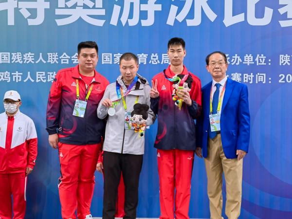 溫暖！特奧游泳比賽中救生員陪伴運動員游完最後80米