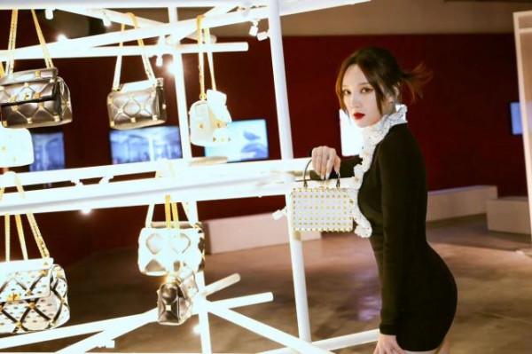 ​黑白色系連衣裙學孟佳穿,作為內搭優雅又別緻,冬季凹造型nice ​黑白色系連衣裙學孟佳穿,作為內搭優雅又別緻,冬季凹造型nice