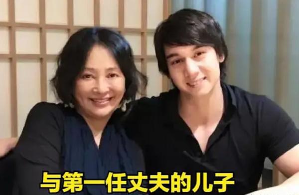 老戲骨李勤勤現身婚宴,席上打包飯菜被笑話,直言別浪費不丟人 老戲骨李勤勤現身婚宴,席上打包飯菜被笑話,直言別浪費不丟人