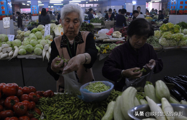 七旬老人在兒子家養老，卻在病中時，悄悄將所有財產都給了女兒