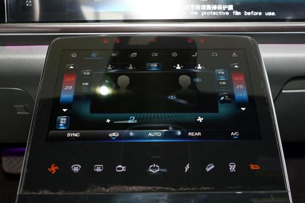 24.19萬起，滿電續航653km，四塊大屏+矩陣大燈，實拍極狐阿爾法T