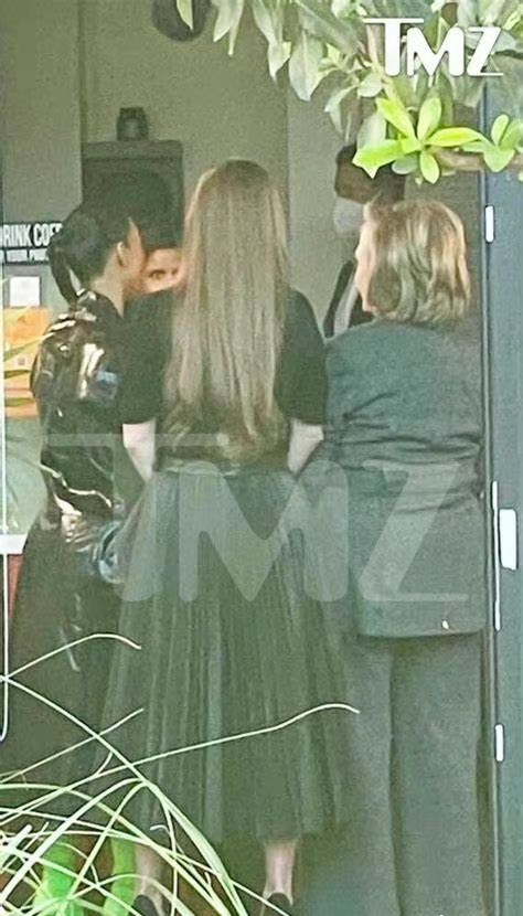 希拉里母女高調現身街頭，42歲女兒罕見露面，74歲希拉里打扮隆重