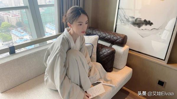 金晨澳門逛街,穿老漢T恤長褲生圖腿長1米8,擼起袖子輸密碼霸氣 金晨澳門逛街,穿老漢T恤長褲生圖腿長1米8,擼起袖子輸密碼霸氣