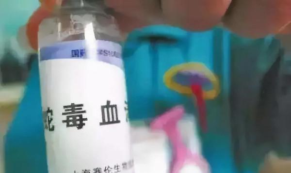 毒蛇殺手“秘書鳥”，外表高貴優雅，實則兇狠冷酷，把毒蛇當玩具