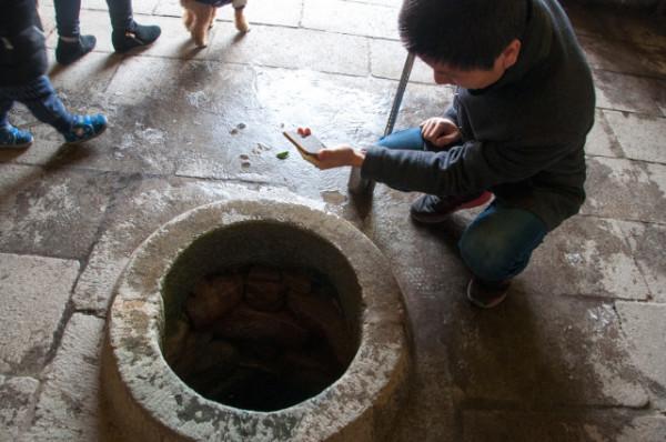 河北深山古塔下現百年老井,大旱不枯水清澈,為防人桶裝水貼禁令 河北深山古塔下現百年老井,大旱不枯水清澈,為防人桶裝水貼禁令