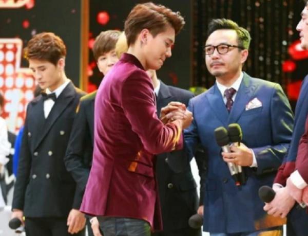 曾經拿著汪涵的銀行卡，跪著離開舞臺的小五，如今怎樣了？