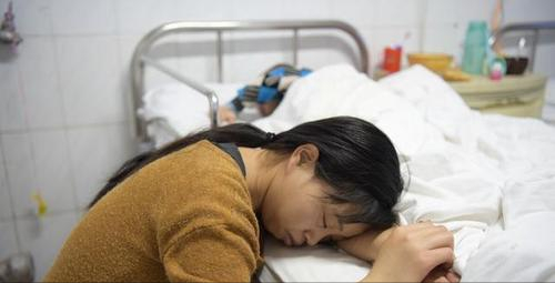 95後女孩照顧腦癱弟弟20年，晚上抱著睡，不敢找物件，怕拖累別人