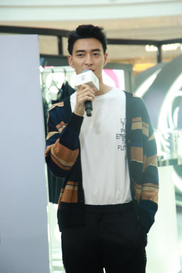 披荊斬棘的哥哥james李銖銜身穿白色T恤搭配條紋開衫摩登十足