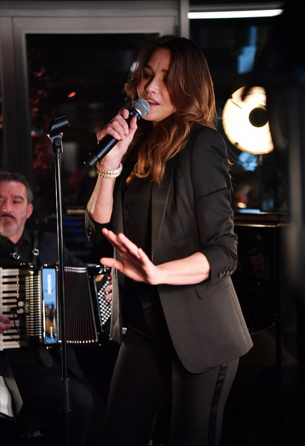 LV太子妃出席奢華晚宴!大波浪盡顯慵懶,氣質華貴臉上褶子太明顯 LV太子妃出席奢華晚宴!大波浪盡顯慵懶,氣質華貴臉上褶子太明顯