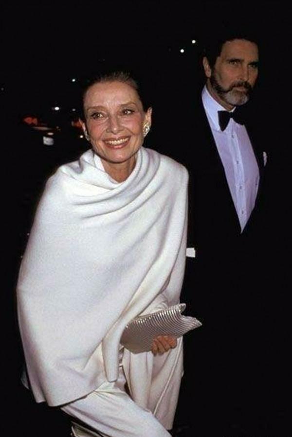 美人遲暮？晚年時期的奧黛麗·赫本，穿搭精緻優雅，依舊美得驚豔