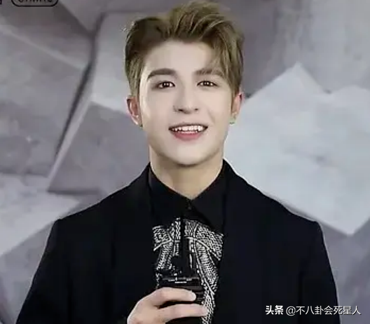 男愛豆畫風越來越偏！高跟開叉裙屢次出鏡，濃妝塗粉成常態