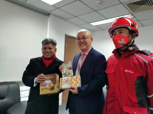 馬來西亞駐華大使化身京東&OpenCurlyDoubleQuote;快遞小哥&rdquo;為中國消費者送新春年貨