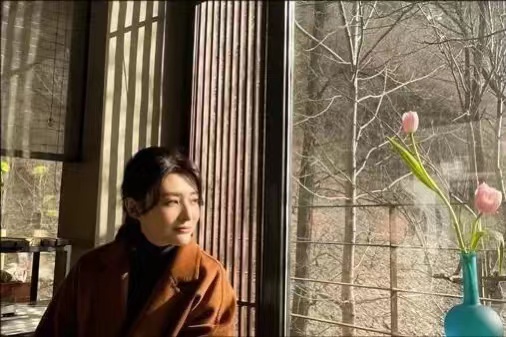 鄧超曬文代會現場！女星普通著裝變化大，攝影師跪地上為朱迅拍照