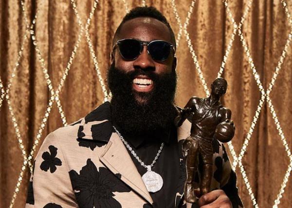 科比用了12年才拿到MVP，他是NBA拿MVP最晚的球星嗎？