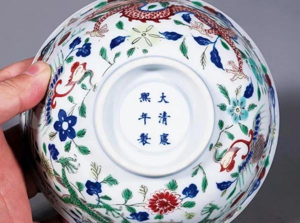 瓷器上扭動的龍