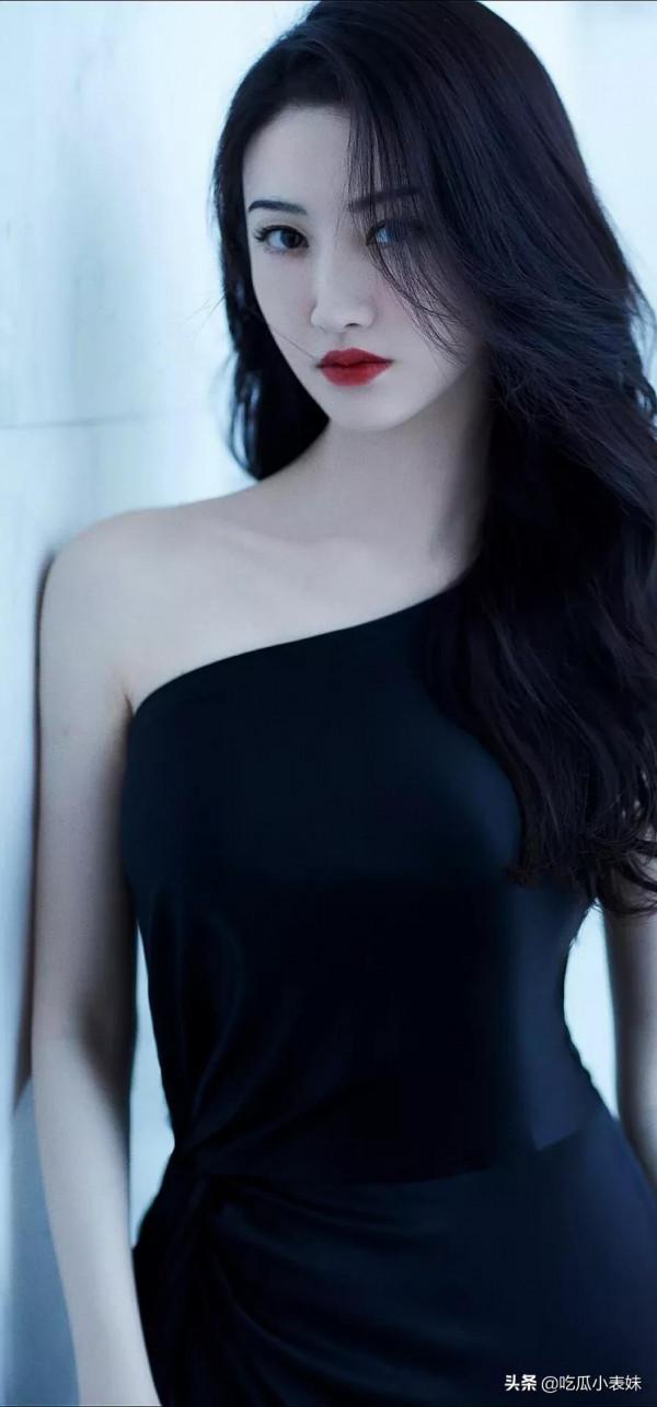 景甜，膚白貌美，恬靜如水