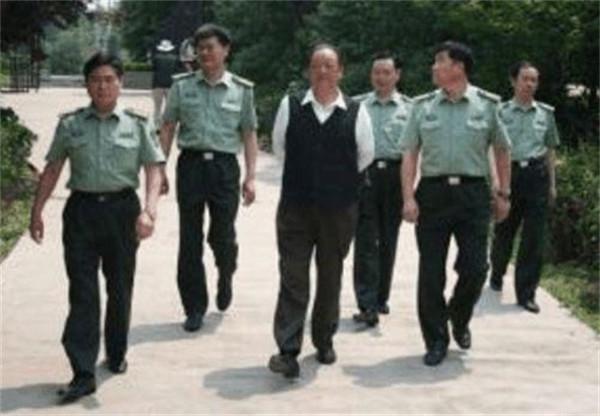 解放軍極為罕見的一次超級提拔：副團長直接被提拔為副軍長