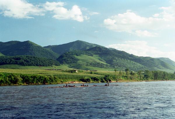 墾荒老兵放木排遭遇黑熊，晚餐被熊搶奪，戰士們亂棍將黑熊打死