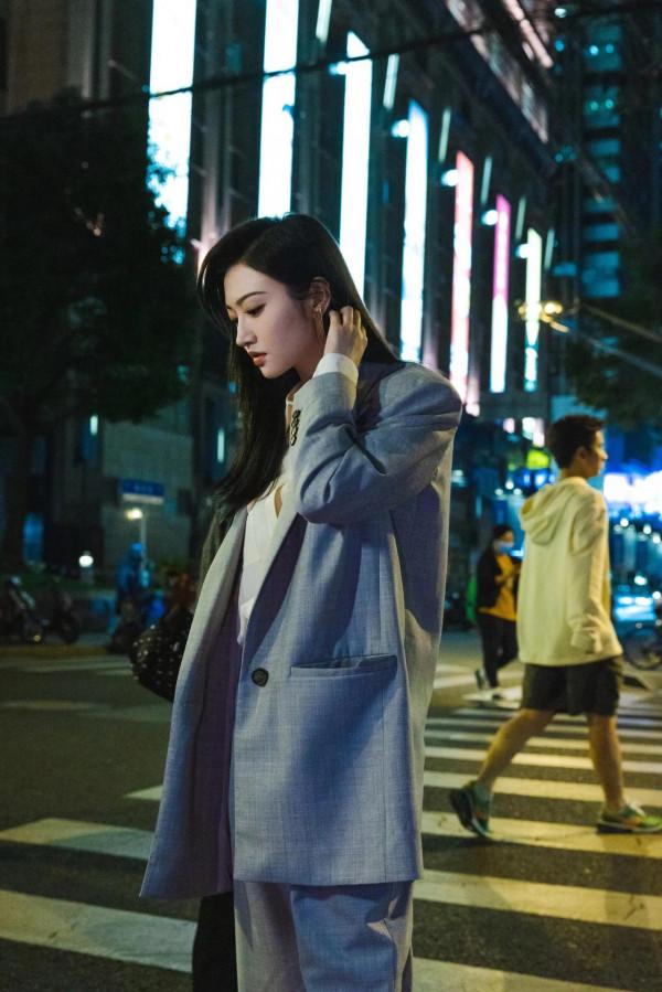 景甜菸灰色西裝造型